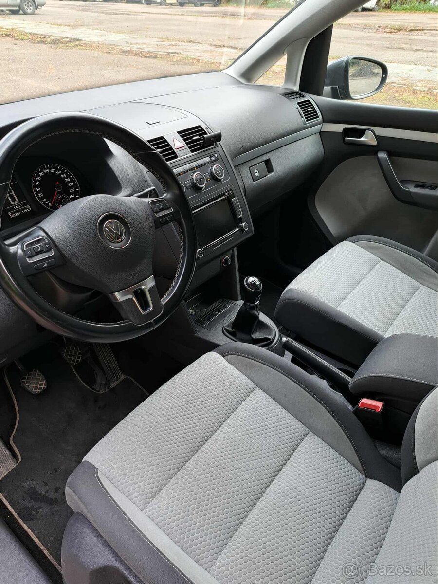 VW Touran Cross 1.6 TDI - 11