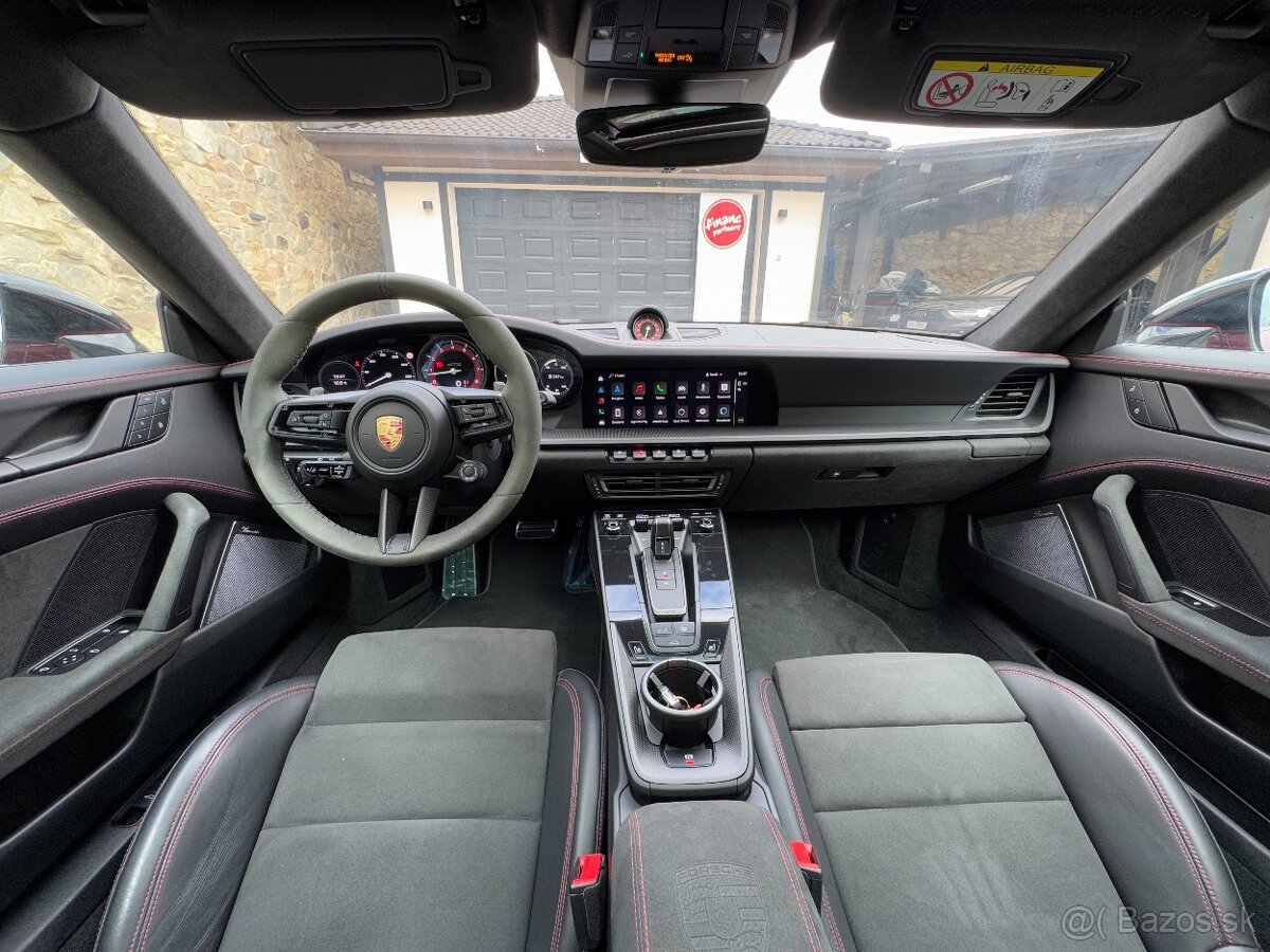 Porsche 911 Carrera 4 GTS - 11