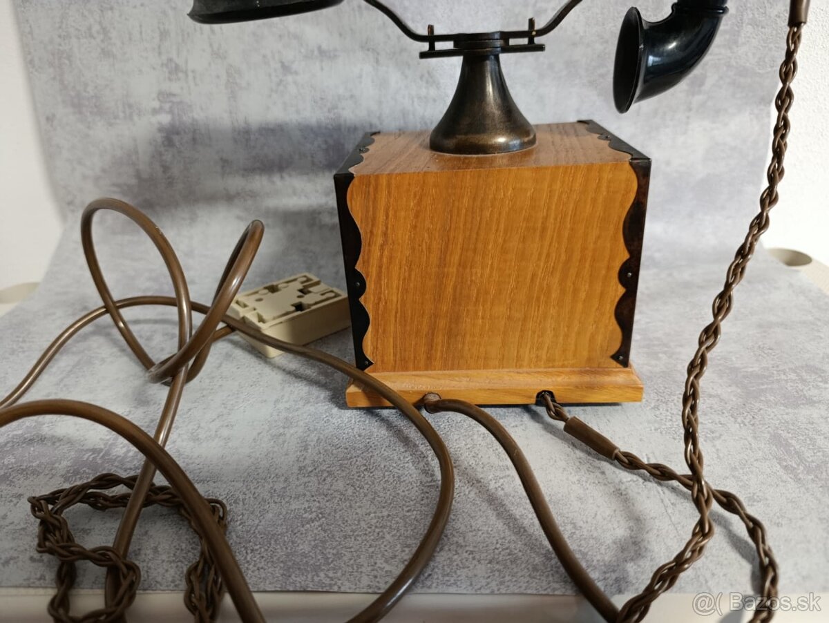 Starý retro telefon Tesla z roku 1979 Velice zachovalý, má č - 11