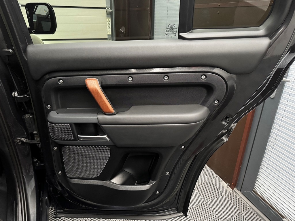 Land Rover Defender 110 D300 X-DYNAMIC HSE AWD/ Záruka / DPH - 11