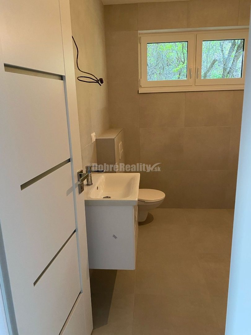 Štýlová novostavba 3-izbového bytu s terasou v obci Banka, l - 11