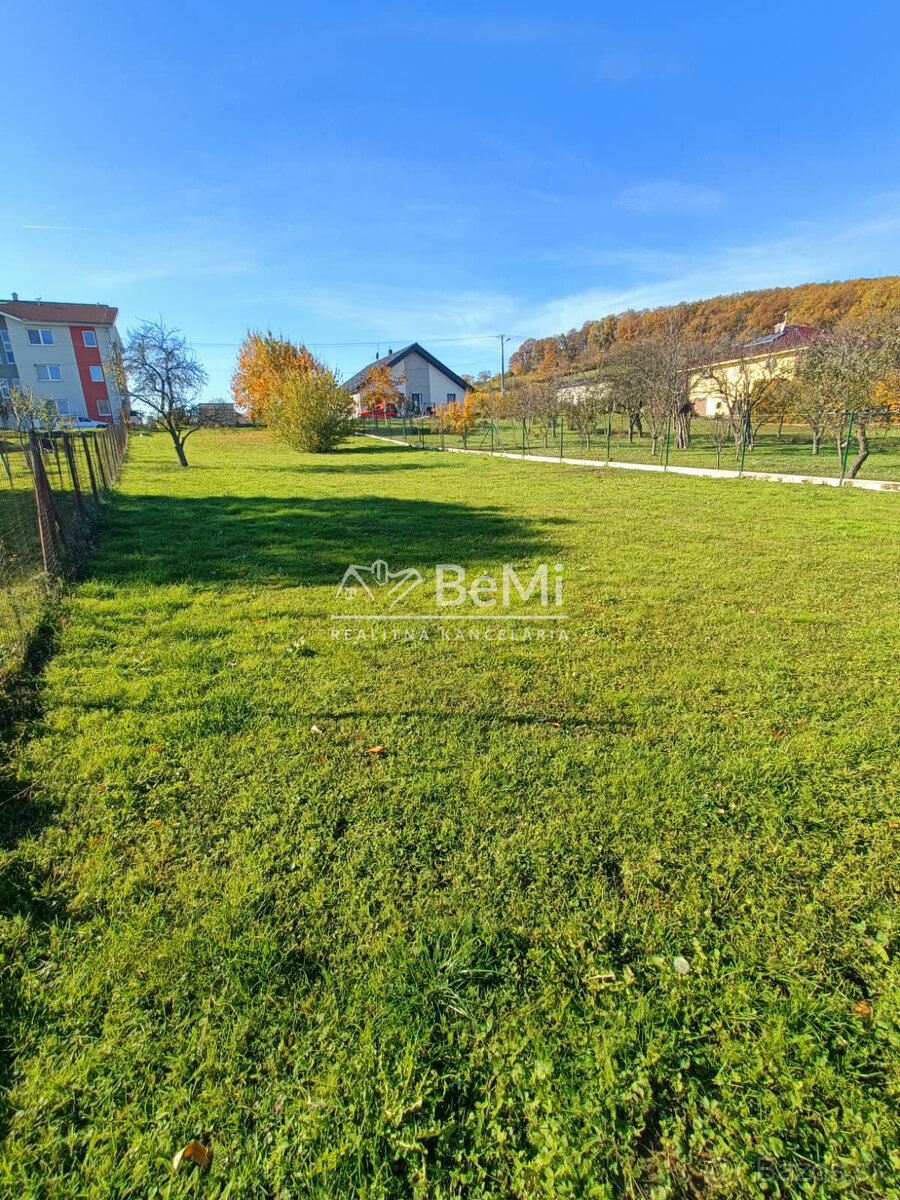Pozemok - Ardanovce, všetky siete na pozemku. Piešťany -13km - 11