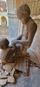 Obrie pieskovcové súsošie „Matka s dieťaťom” z obdobia prvej - 11