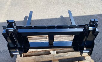 rýchloupínač a paletovacie vidly na traktorbáger komatsu WB - 11