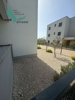 Exkluzívna novostavba apartmánu so záhradou len 90m od piesk - 11