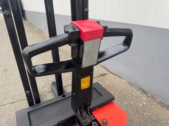 Vysokozdvižný vozík ručně vedený s plošinkou 1,2t - 11