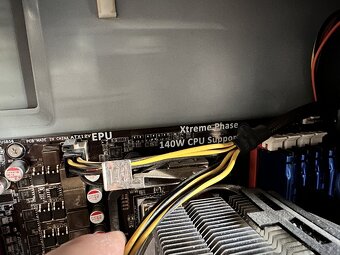 Pc zostava s monitorom a reproduktormi - 11