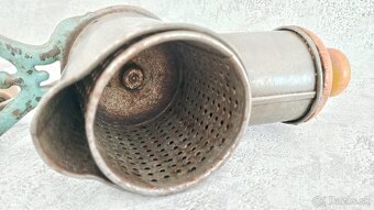 Velmi starý malý mlýnek na ořechy nebo čokoládu zn. CARMEN - 11