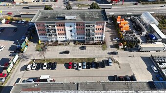NOVÁ CENA Štýlový investičný  2 izbák s balkónom a parkov - 11