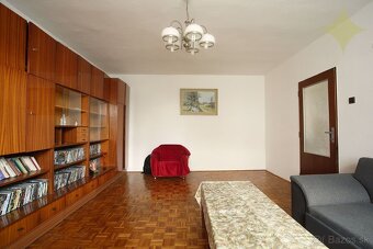 Priestranný rodinný dom v tichej ulici obce Chrastince, okre - 11