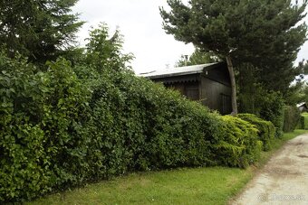 8 árový pozemok s chatou. - 11