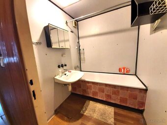 Predám veľký 3 izbový byt s balkónom v Leviciach - 11