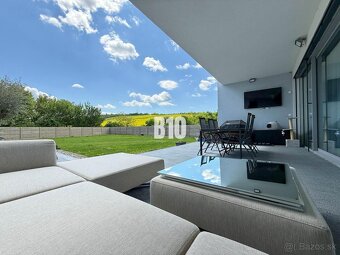 Luxusná vila s dvojgarážou a slnečným pozemkom v mestskej ča - 11