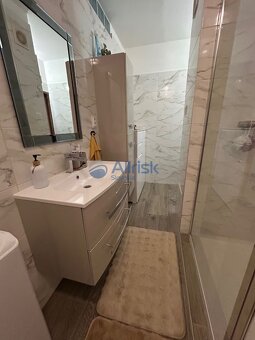SKVELÁ PONUKA  Veľký 3-izbový byt s balkónom, kompletná rek - 11