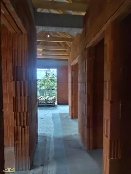 NA PREDAJ – Hrubá stavba rodinného domu v centre obce Oščadn - 11