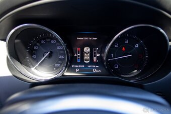 Jaguar XE - 11