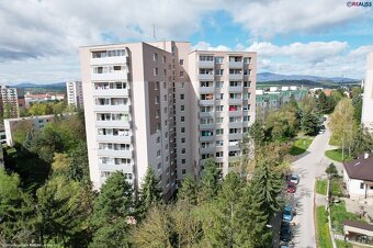 Veľkometrážny 2 izbový byt vybavený balkónom. komorou. šatní - 11