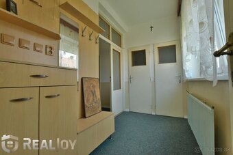 Ponúkame na predaj rodinný dom s garážou a veľkým pozemkom v - 11