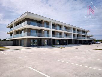 Na predaj priestranný 2 izbový byt s veľkou terasou a vlastn - 11