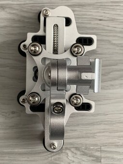 Antivybračný držiak na riaditka - 11