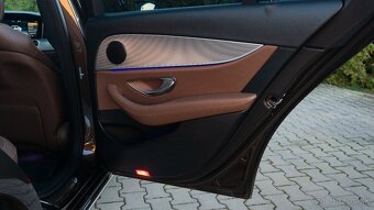Mercedes E220d - Hnedá Metalíza, CarPlay, Letná-Zimná sada - 11