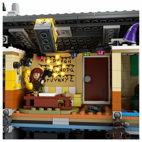 LEGO Stranger Things 75810 - 11