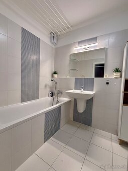 Na predaj priestranný 2 izbový byt v Ružinove s parkovaním - 11