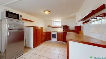 Rezervované, Rodinný dom so záhradou, 8 izieb, 1013 m2, Dvor - 11