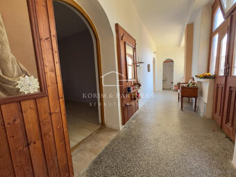 Jedinečný dom na extra veľkom pozemku Kolárovo - 11