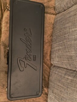 Fender Bullet z roku 1981 – červený „Vyrobené v USA - 11