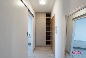 Moderný 3 izbový byt s dvoma balkónmi a klimatizáciou - 11