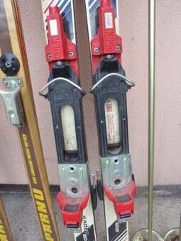 Lyžařská výbava - 9 párů lyží, hůlky, boty - 11