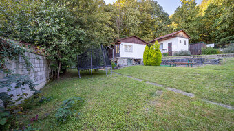 2 pozemky pri lese a krásnym výhľadom v lukratívnej časti Br - 11