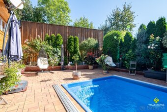 Štýlový a priestranný rodinný dom v slepej ulici s bazénom - 11