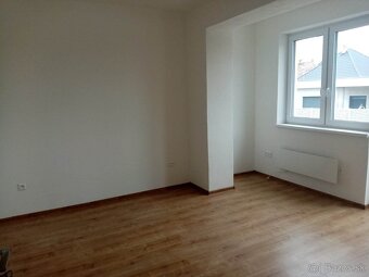 Novo rekonštruovaný rodinný dom s tromi bytovými jednotkami - 11