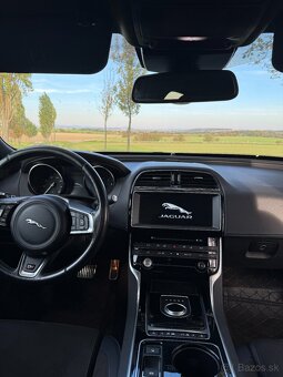 Jaguar XE S V6 340k - 11