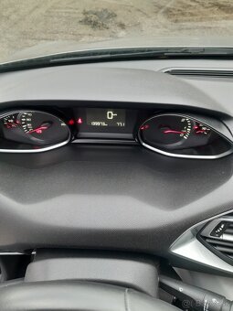 Peugeot 308 benzín - 11