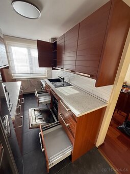Zachovalá kuchyňa so spotrebičmi - 11