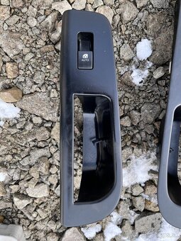 Kia Ceed Kombi 06-12 vypínač okien, madlo, panel, clonítko Ľ - 11