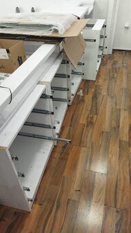 Kompletné vybavenie predajne – pulty a skrine (top stav) - 11