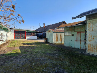 Rožný pozemok 1006 m2 s veľkým, starším RD, sklad, garáž, vh - 11