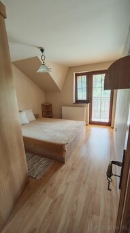 Rodinný dom s veľkou záhradou, terasou a galériou - 11