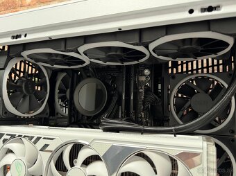 Ryzen 9 9900X3D\96GB\RTX 4090\SSD\1200W Zdroj - 11
