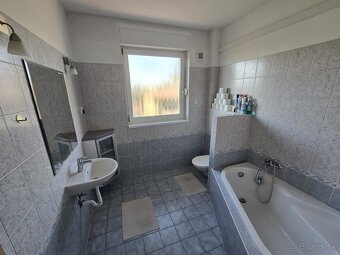 REZERVOVANE - 3 podlažný, 7 izbový RD s bazénom a garážou - 11