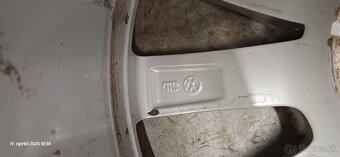 Orginal sada VW disky 6.5Jx17 ET38 zimne pneu Good Year - 11