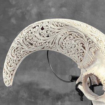 Vyrezávaná lebka barana na kovovom stojane - motív Infinity - 11