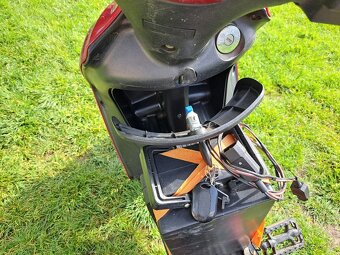 Elektrický skuter z dvoma batériami. - 11