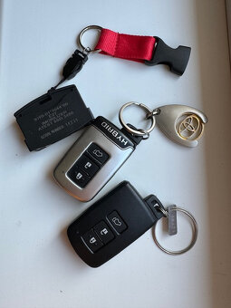 Predám Toyotu RAV4 Hybrid 2,5 benzín - 11