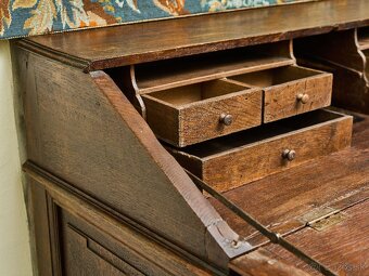 Klasicistický dubový sekretár s komodou z obdobia okolo roku - 11