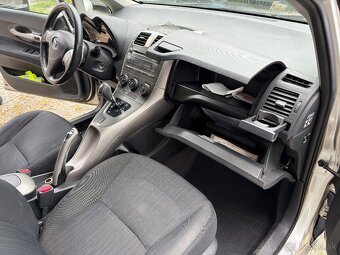 toyota auris - 11